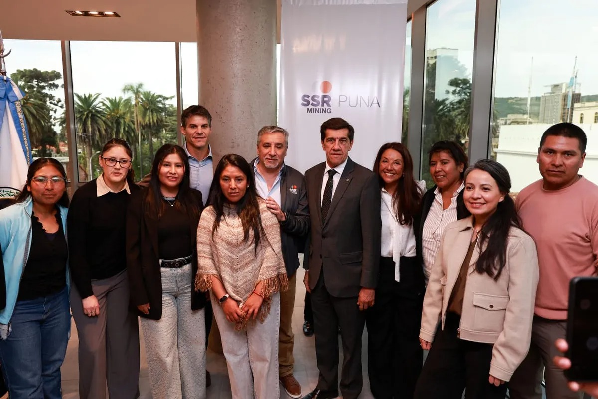 Parte del equipo de Relaciones Comunitarias de SSR Mining y gobernador Sadir 