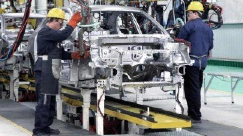 La producción de autos cayó 17,7% interanual en octubre pero subió 15% en relación a septiembre