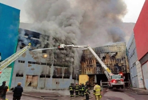 Incendio en Zofri mantendr&iacute;a s&oacute;lo &ldquo;un punto de riesgo&rdquo;: el Mall funcionar&aacute; con normalidad