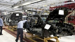La producci&oacute;n de autos cay&oacute; 32,5 % y las exportaciones bajaron 16,7 %