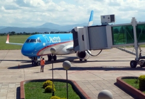 &ldquo;Es imposible avanzar con vuelos internacionales&rdquo;, dijo Posadas al pedir la revisi&oacute;n de tasas aeroportuarias