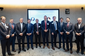 Sin Milei, Adorni se reuni&oacute; con gobernadores en Nueva York