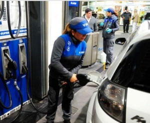 YPF baja los precios de sus naftas hasta 1,5% y sube 3% los del gasoil
