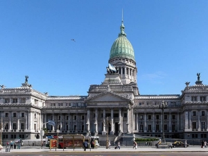 Legisladores a favor y en contra de la Ley Bases, y el cap&iacute;tulo de Tabaco