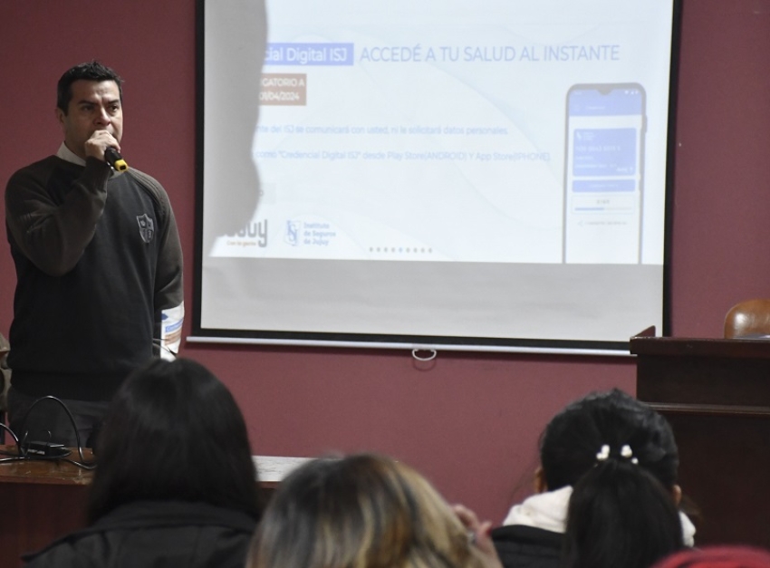 Empleados capacitados en uso de credencial digital de la obra social
