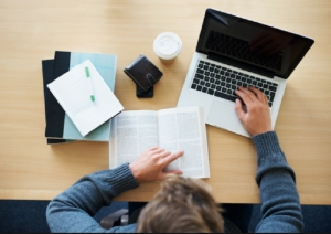 &ldquo;Trabajador con colaboradores&rdquo;: la figura de la ley Bases que se tratar&aacute; en el Senado