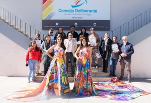 Reconocimiento al mensaje de visibilizaci&oacute;n de la cultura juje&ntilde;a en los vestidos de la FNE