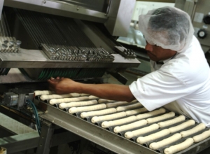 Producci&oacute;n de industria pyme creci&oacute; 2,5% en abril: &iquest;es buen momento para invertir?