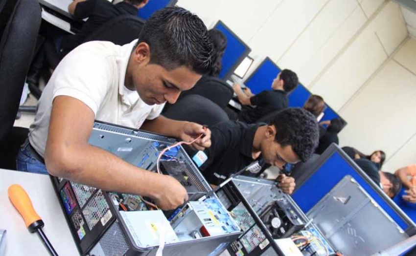 Estudiantes arreglan computadoras gratis en Palpal&aacute;