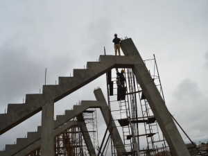 Avanza la construcci&oacute;n de la Ciudad Deportiva en Jujuy: instalan estructuras y tribunas del estadio