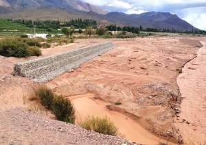 Obras h&iacute;dricas de protecci&oacute;n en r&iacute;os de Quebrada y Valles