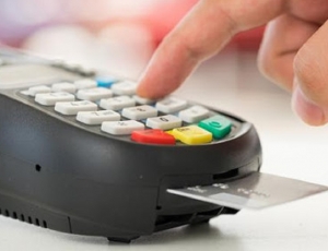 Econom&iacute;a en pandemia: crece el uso de tarjetas de d&eacute;bito y caen las de cr&eacute;dito