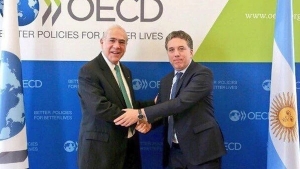 Dujovne viaja a Par&iacute;s con el objetivo de acelerar el ingreso de la Argentina a la OCDE