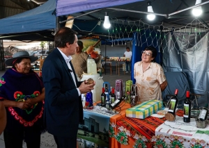 Feria Campesina Pucar&aacute;: el gobernador Sadir salud&oacute; a emprendedores, artesanos y productores