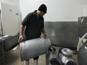 El Gobierno suspende las retenciones al sector lácteo por 90 días a cambio de congelar precios