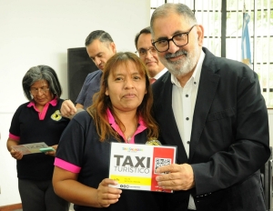 "Taxis Tur&iacute;sticos": entregaron obleas municipales a trabajadores capacitados